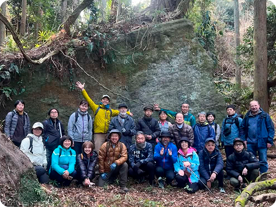 山中には巨石群がの画像